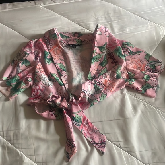 NWOT floral short sleeve vintage like front tie top with marching shorts - Picture 2 of 8